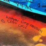 Nazanin Boniadi Instagram - ‏It has been 25 years since the Good Friday Agreement that ended 30 years of ethno-nationalist conflict know as the Troubles, a remarkable development in the Northern Ireland peace process. In that spirit, I signed Belfast’s Lanark Way peace wall with #WomanLifeFreedom, with the hope that freedom, justice and democracy prevail for the Iranian people پس از گذشت ۲۵ سال از صلح در ایرلند شمالی، آرزوی دموکراسی و آزادی برای ملت ایران را بر دیوار یادبود صلح بلفاست یادگار گذاردم #زن_زندگی_آزادی