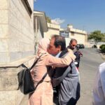 Nazanin Boniadi Instagram - #MajidTavakoli, one of Iran’s most prominent liberal thinkers and advocate for secular democracy, is seen handcuffed outside Evin prison as he embraces and says goodbye to his wife Maryam, after being arrested to start serving a 5 year sentence for his peaceful writings. He has been in and out of prison since his twenties, serving a total of 7.5 years in prison, including solitary confinement. He deserves praise and accolades, not punishment. We must raise our voices for his immediate and unconditional release. مجید توکلی، پژوهشگر و فعال سیاسی مخالف جمهوری اسلامی در مقابل زندان اوین درحالی‌که به دستهایش دستبند زده بودند، همسرش را در آغوش گرفت، بوسید و به زندان برای اجرای حکم ۵ ساله‌اش منتقل شد. مجید توکلی که سابقه هفت سال و نیم زندان را در سال‌های گذشته داشته در آغاز خیزش بزرگ ایرانیان علیه جمهوری اسلامی، در خانه‌اش بازداشت و به اقدام علیه جمهوری اسلامی متهم شد. توکلی پس از چند ماه بازداشت با قید وثیقه، موقتا آزاد شد و بعد از برگزاری جلسات دادگاه بدون فرصت دفاع مناسب و با اتهامات بی‌پایه به حبس و تبعید محکوم شد. مجید توکلی از چهره‌های جوان اپوزیسیون ایران است که اندیشه‌های لیبرال و ملی‌گرایانه و آزادی‌خواهانه‌اش الهام بخش نسل‌های جدید دانشجویان و جوانان ایرانی در ایستادگی مقابل جمهوری اسلامی بوده است #زن_زندگی_آزادی