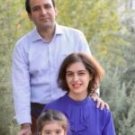 Nazanin Boniadi Instagram - #MajidTavakoli, one of Iran’s most prominent liberal thinkers and advocate for secular democracy, is seen handcuffed outside Evin prison as he embraces and says goodbye to his wife Maryam, after being arrested to start serving a 5 year sentence for his peaceful writings. He has been in and out of prison since his twenties, serving a total of 7.5 years in prison, including solitary confinement. He deserves praise and accolades, not punishment. We must raise our voices for his immediate and unconditional release. مجید توکلی، پژوهشگر و فعال سیاسی مخالف جمهوری اسلامی در مقابل زندان اوین درحالی‌که به دستهایش دستبند زده بودند، همسرش را در آغوش گرفت، بوسید و به زندان برای اجرای حکم ۵ ساله‌اش منتقل شد. مجید توکلی که سابقه هفت سال و نیم زندان را در سال‌های گذشته داشته در آغاز خیزش بزرگ ایرانیان علیه جمهوری اسلامی، در خانه‌اش بازداشت و به اقدام علیه جمهوری اسلامی متهم شد. توکلی پس از چند ماه بازداشت با قید وثیقه، موقتا آزاد شد و بعد از برگزاری جلسات دادگاه بدون فرصت دفاع مناسب و با اتهامات بی‌پایه به حبس و تبعید محکوم شد. مجید توکلی از چهره‌های جوان اپوزیسیون ایران است که اندیشه‌های لیبرال و ملی‌گرایانه و آزادی‌خواهانه‌اش الهام بخش نسل‌های جدید دانشجویان و جوانان ایرانی در ایستادگی مقابل جمهوری اسلامی بوده است #زن_زندگی_آزادی