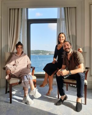Nebahat Çehre Instagram - Sevgili @asiyeacar ile muhteşem bir röportaj gerçekleştirdik 😍 Yeni koleksiyonumu ilk kez sizler için anlattım ❤️
Bu hafta sonu @kanald @magazind_kanald görüşmek üzere 👋 #kanald #kanaldmagazin @afffair.fff @rufat_ismayil @selcukkayaofficial @selcukkayamanagement @shangrilaistanbul ❤️