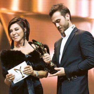 Nebahat Çehre Instagram - Çok sevdiğim bir aktöre ödül vermenin mutluluğu...@iynemliarasbulut
