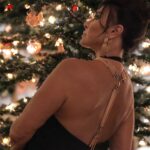 Nebahat Çehre Instagram - 2023 Yılı Seni Yaşamamayı Dilerdim … 2024 Bütün Dünya’ya Sevgi Diliyorum🎄 🧿🌸🥰 🎄 * Deprem konusunda daha bilinçli olduğumuz 👈 * Savaşların olmadığı 😢 * Sanatın siyasetten daha fazla konuşulduğu ❤️ * Mutluluk, Sağlık ve bol KAHKAHA diliyorum. 🌸❤️ Sizleri Seviyorum 🫶