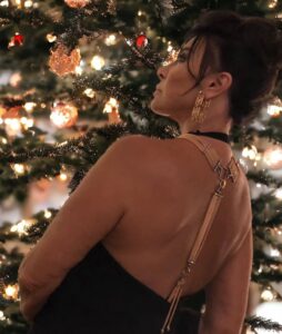 Nebahat Çehre Instagram - 2023 Yılı Seni Yaşamamayı Dilerdim … 2024 Bütün Dünya’ya Sevgi Diliyorum🎄 🧿🌸🥰 🎄 * Deprem konusunda daha bilinçli olduğumuz 👈 * Savaşların olmadığı 😢 * Sanatın siyasetten daha fazla konuşulduğu ❤️ * Mutluluk, Sağlık ve bol KAHKAHA diliyorum. 🌸❤️ Sizleri Seviyorum 🫶