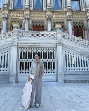 Nebahat Çehre Instagram - Tüm annelerin,anne olmaya adayların gününü kutluyorum 💐