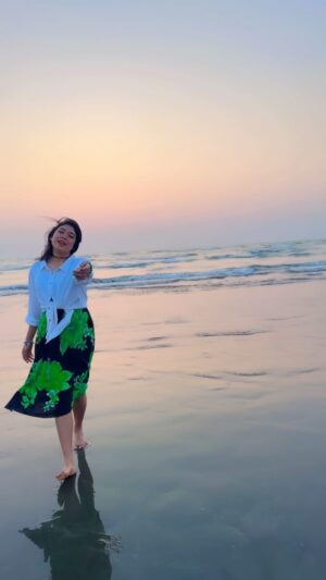 Neelanjona Neela Instagram - দুই পা খালি আমার। নুপুর কিনে দাও!