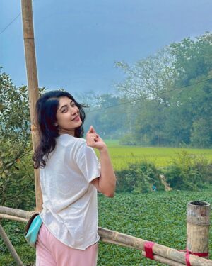 Neelanjona Neela Instagram - কুয়াশা ভেজা সকাল বেলায়, কি জানি কার অপেক্ষায় 🪷
Good morning 🌅