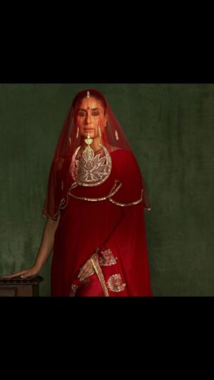 Neena Gupta Instagram - Bohut Sundar!

#repost @houseofmasaba 

Introducing our very first Masaba Bride, Kareena Kapoor Khan - a celebration of strength, independence, and individuality. Very rarely do you come across a face that is haunting, beautiful, memorable and makes you want to be as you are.

An ode to India’s regal history, blending seamlessly with contemporary designs. It is a tribute to the modern woman who wears her true self with pride, embracing every facet of her personality.

Showcasing a range of ensembles for all ceremonies of the wedding festivities, each piece from this collection narrates a unique story and carries a distinct emotion. 

Make every moment of your wedding picture perfect with the Patiala Portraits from the House Of Masaba.

#TheMasabaBride #HouseofMasaba