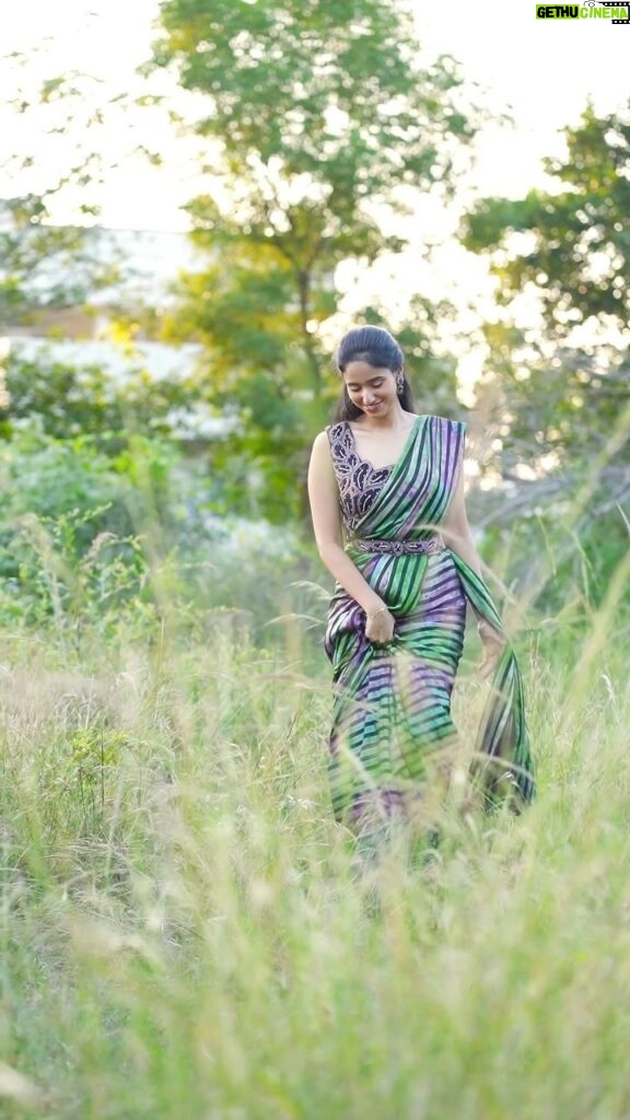 Neha Chowdary Endluri Instagram - 💚! Saree & blouse: @elegant_threads_by_salma 🎥 : @mukeshreddy89 Team: @mukeshreddy89 @vamsireddy_111 Makeup & hairstyling: @tripuraa_alapati #neha_nani #nehachowdary #reels #trending #kontechuputho