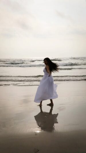 Neha Chowdary Endluri Instagram - Samudram 🤍 🌊 #neha_nani #reels #trending