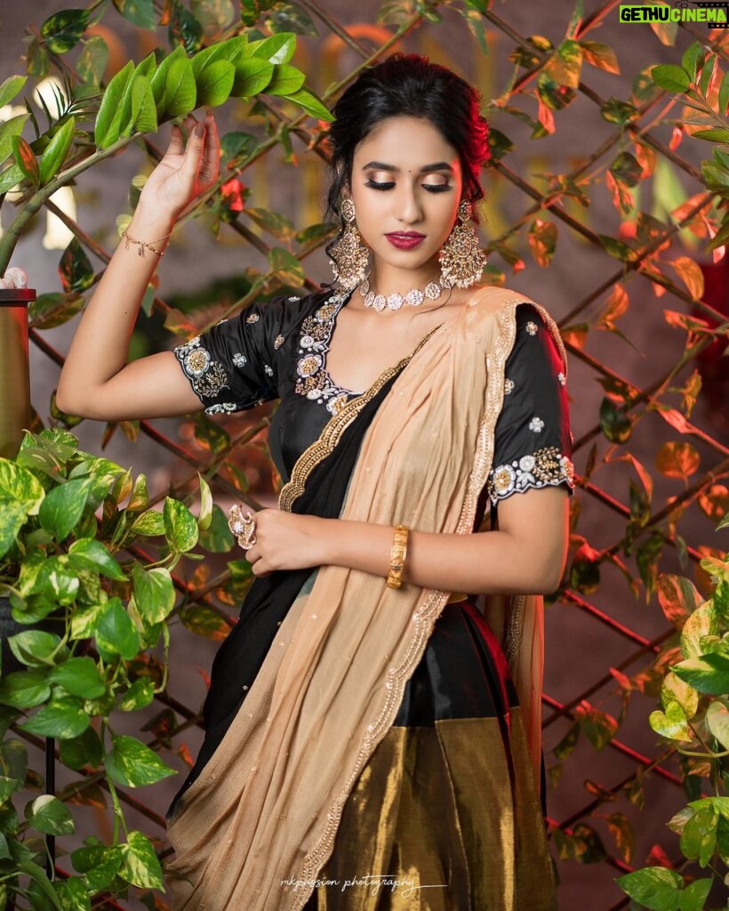 Neha Chowdary Endluri Instagram - 🤎! #swipe Outfit : @house_of_priyasandeep Makeup & hairstyle : @priyasandeepmakeupartistry @bridalstoptirupati Captured: @mukeshreddy89 @mkpassionphotography #neha_nani #nehachowdary
