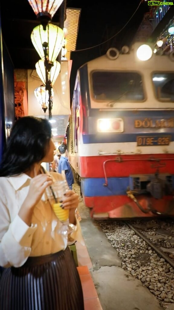 Neha Chowdary Endluri Instagram - Train street 🇻🇳🛤️ #vietnam #hanoi #neha_nani #reels #trending #trainstreet #trainstreethanoi