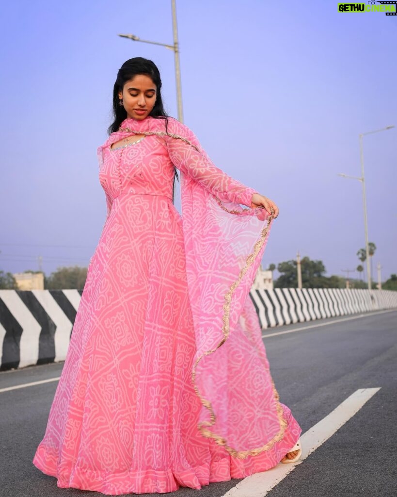 Neha Chowdary Endluri Instagram - Outfit: @elegant_threads_by_salma 🌸 #neha_nani #nehachowdary #swipe