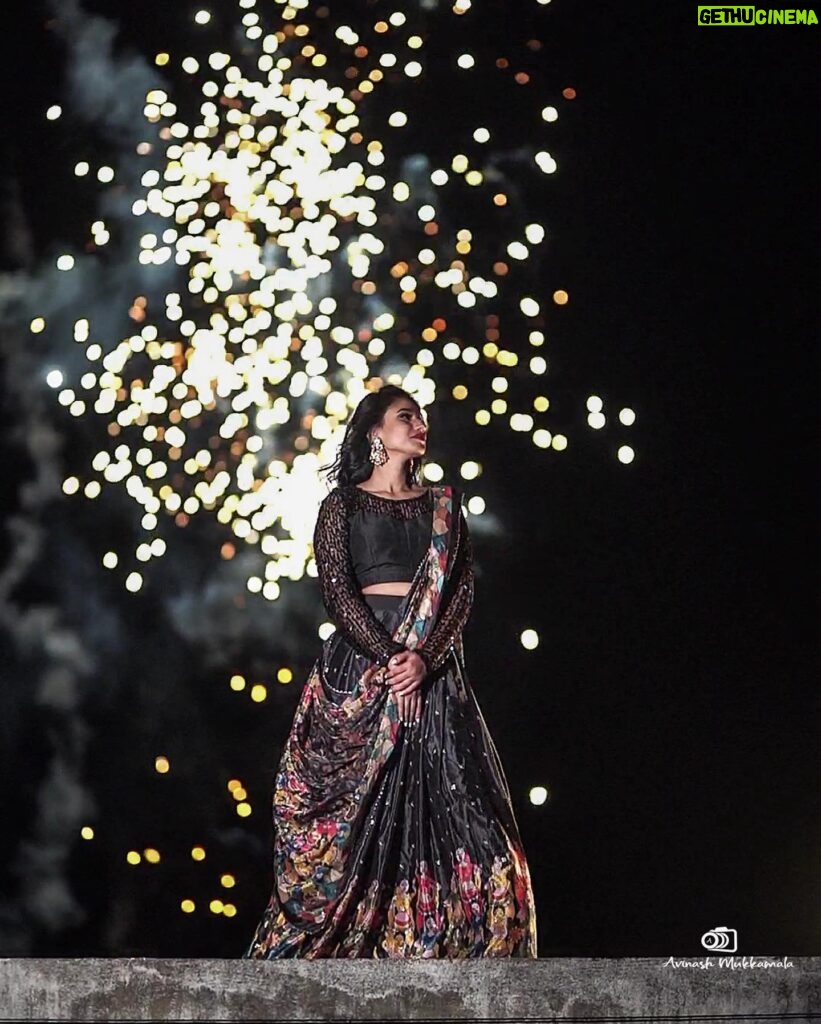 Neha Chowdary Endluri Instagram - Diwali subhakankshalu ✨ #swipe 📸 - @avinash_mukkamala Outfit: @bridalstoptirupati Makeup& hairstyling: @priyasandeepmakeupartistry @bridalstoptirupati #neha_nani #nehachowdary #diwali #diwali2023 #happydiwali