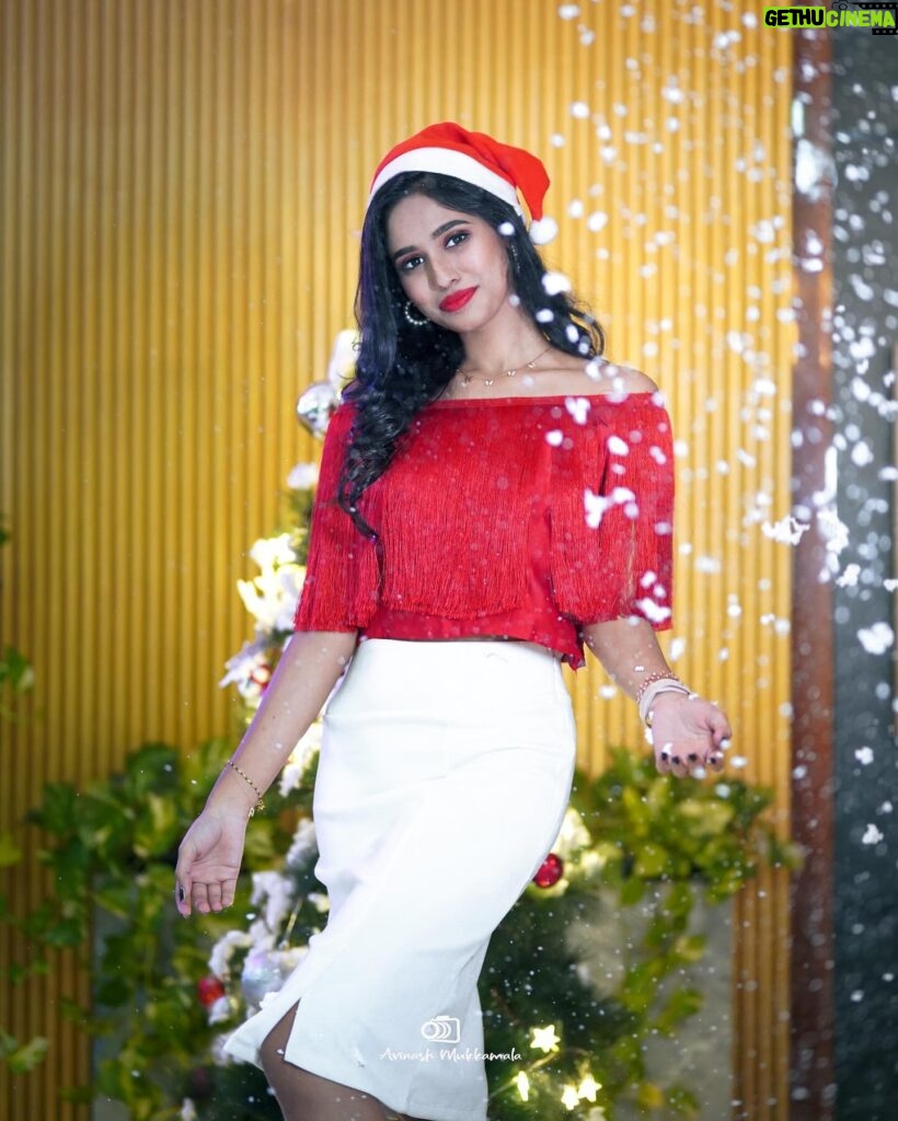 Neha Chowdary Endluri Instagram - Merry Christmas 🎄✨ #swipe 📸 - @avinash_mukkamala Makeup & hairstyling- @bridalstoptirupati @priyasandeepmakeupartistry #neha_nani #merrychristmas #christmas2023