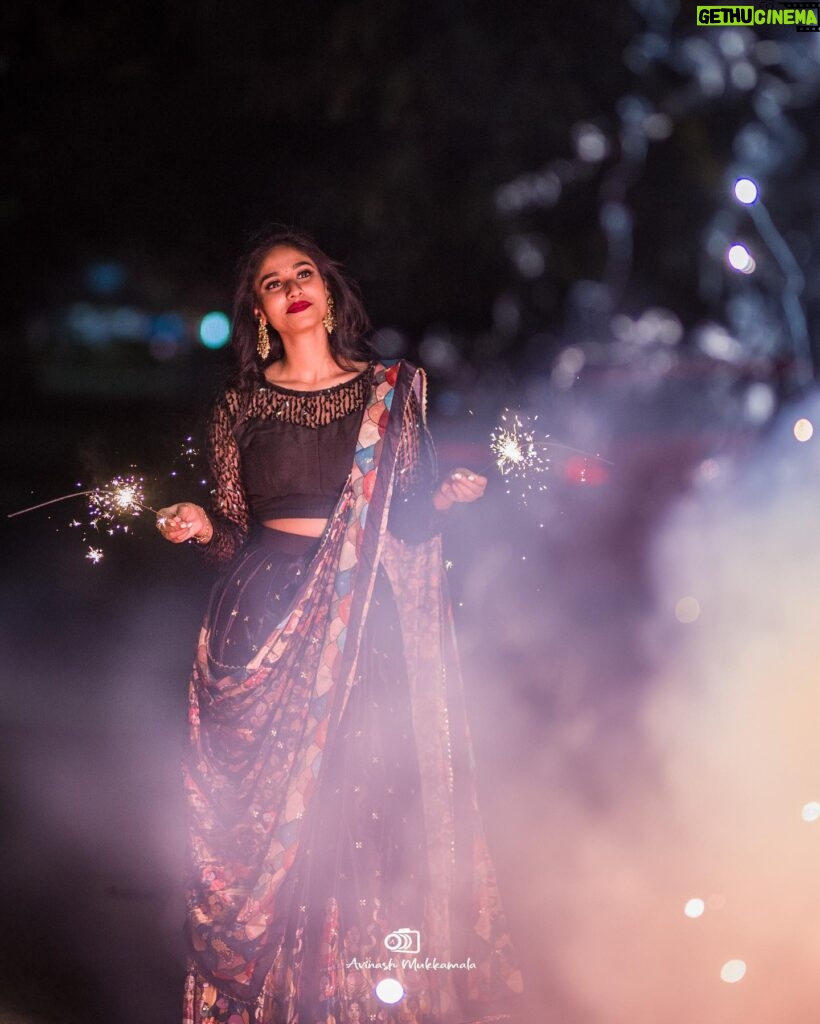 Neha Chowdary Endluri Instagram - Diwali subhakankshalu ✨ #swipe 📸 - @avinash_mukkamala Outfit: @bridalstoptirupati Makeup& hairstyling: @priyasandeepmakeupartistry @bridalstoptirupati #neha_nani #nehachowdary #diwali #diwali2023 #happydiwali