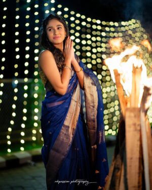 Neha Chowdary Endluri Instagram - Bhogi Subhakankshalu 💙🔥 #swipe 
📸 : @mkpassionphotography @mukeshreddy89 
Makeup & hairstyling: @priyasandeepmakeupartistry @bridalstoptirupati 
Saree & blouse : @bridalstop_boutique 

#neha_nani #nehachowdary #bhogi2024 #happybhogi #sankranthi