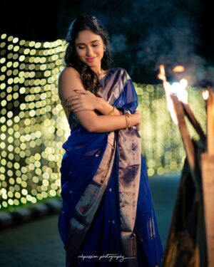 Neha Chowdary Endluri Instagram - Bhogi Subhakankshalu 💙🔥 #swipe 
📸 : @mkpassionphotography @mukeshreddy89 
Makeup & hairstyling: @priyasandeepmakeupartistry @bridalstoptirupati 
Saree & blouse : @bridalstop_boutique 

#neha_nani #nehachowdary #bhogi2024 #happybhogi #sankranthi