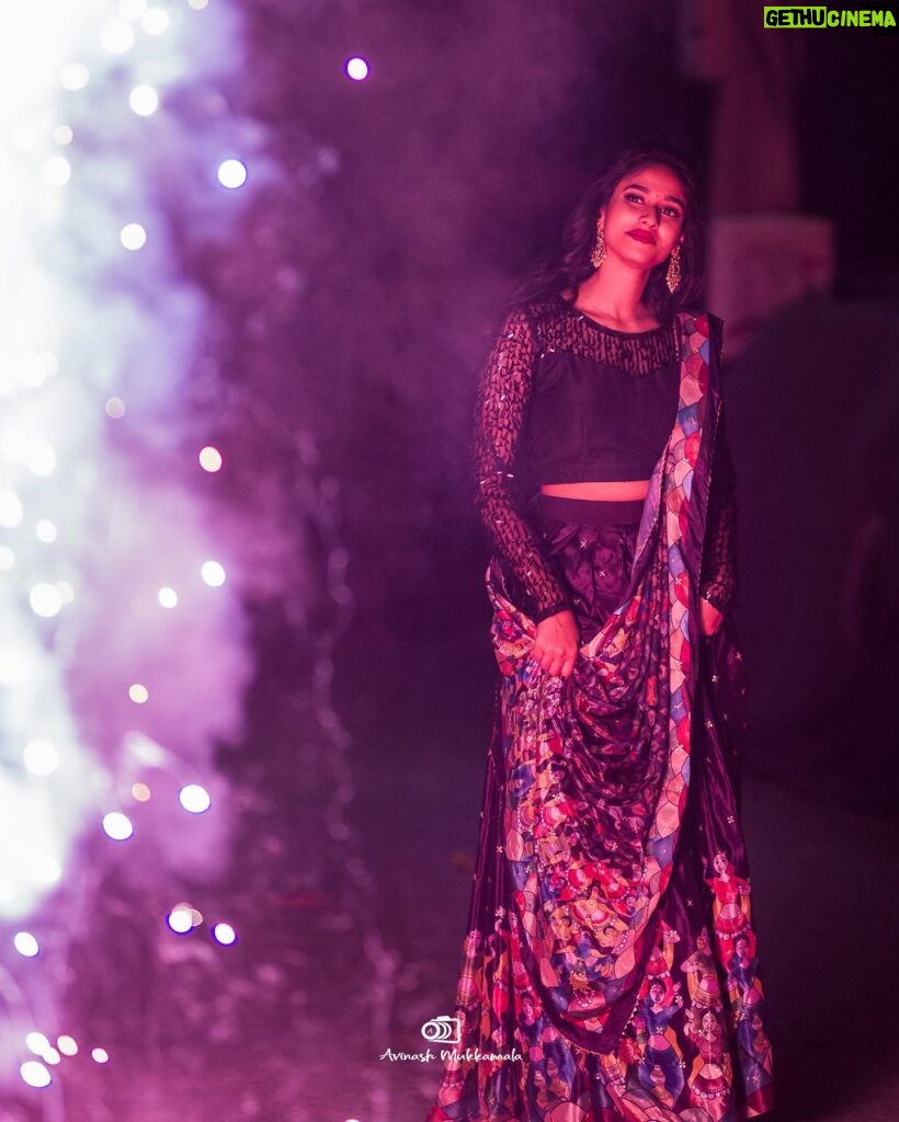 Neha Chowdary Endluri Instagram - Diwali subhakankshalu ✨ #swipe 📸 - @avinash_mukkamala Outfit: @bridalstoptirupati Makeup& hairstyling: @priyasandeepmakeupartistry @bridalstoptirupati #neha_nani #nehachowdary #diwali #diwali2023 #happydiwali