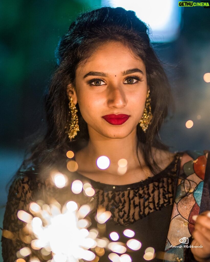 Neha Chowdary Endluri Instagram - Diwali subhakankshalu ✨ #swipe 📸 - @avinash_mukkamala Outfit: @bridalstoptirupati Makeup& hairstyling: @priyasandeepmakeupartistry @bridalstoptirupati #neha_nani #nehachowdary #diwali #diwali2023 #happydiwali
