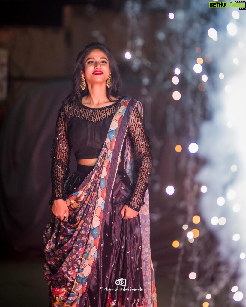 Neha Chowdary Endluri Instagram - Diwali subhakankshalu ✨ #swipe 📸 - @avinash_mukkamala Outfit: @bridalstoptirupati Makeup& hairstyling: @priyasandeepmakeupartistry @bridalstoptirupati #neha_nani #nehachowdary #diwali #diwali2023 #happydiwali