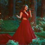 Neha Kakkar Instagram - Socho agar ye moments hain shooting ke, to kahani kitni zabardast hogi? Sonchadi drops on 8th May @cokestudiobharat ♥️ #CokeStudioBharat #Sonchadi #NehaKakkar @digvijaysinghpariyarofficial @Kamla_devi_log_gaeka #CokeStudio #PahadiSong #Uttarakhand