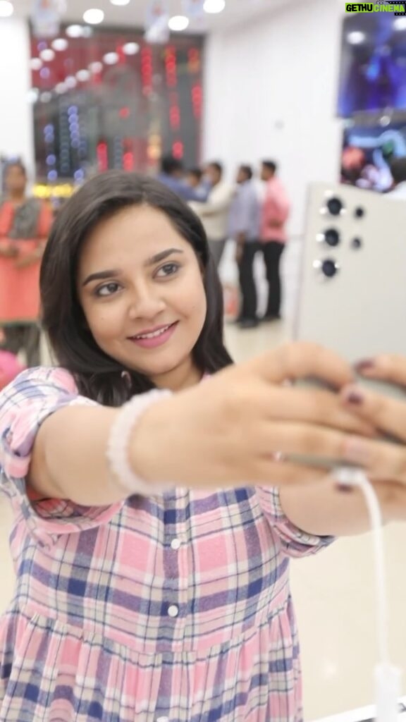 Neha Menon Instagram - Intha valentine’s day celebration innum pothalaiya?? unga special one eh innum special eh feel panna vekkanuma?? Dony worry namba Sathya la innum valentine offer poitu irku for the recently launched Samsung Galaxy AI S24 ultra mobile at lowest price along with cashback tharaanga.. AI features and advanced Smart options iruka Samsunga S24 ultra zero down payment la EMI stating from Rs. 5417 ku vaangitu pogalaam.. Vera yenna best gift iruku for this valentine’s day, grab it soon in nearest Sathya showroom Digital PR: @shoutout_campus Sathya#sathyamobiles#samsung#s24ultra#AImobile#valentinesday#offer#cashback