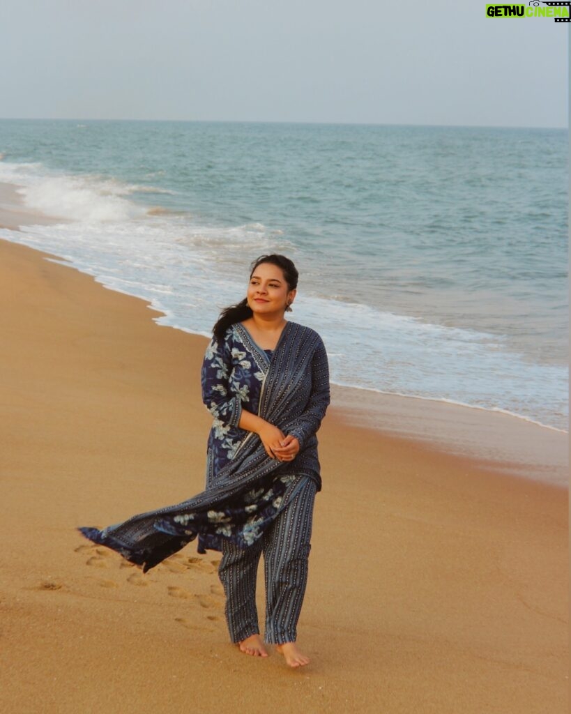 Neha Menon Instagram - Me and the ocean: Love at first sight🌊🤎 . . Kurti set from: @ka.yazhi ♥️