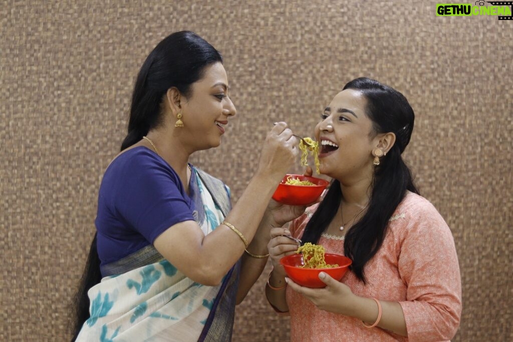 Neha Menon Instagram - “Today I finally managed to clean up my wardrobe after a long, long time. Amma seems the happiest that I achieved this small but important win. So here we are celebrating it with our favourite MAGGI” I am sure you also have such small moments worth celebrating with your bowl of MAGGI. Share a video or a picture with your MAGGI bowl Tell us your reason for celebrating with the #MAGGIJOLLYDINAMDINAM #MAGGI #MAGGIE #MAGGIJOLLDINAMDINAM