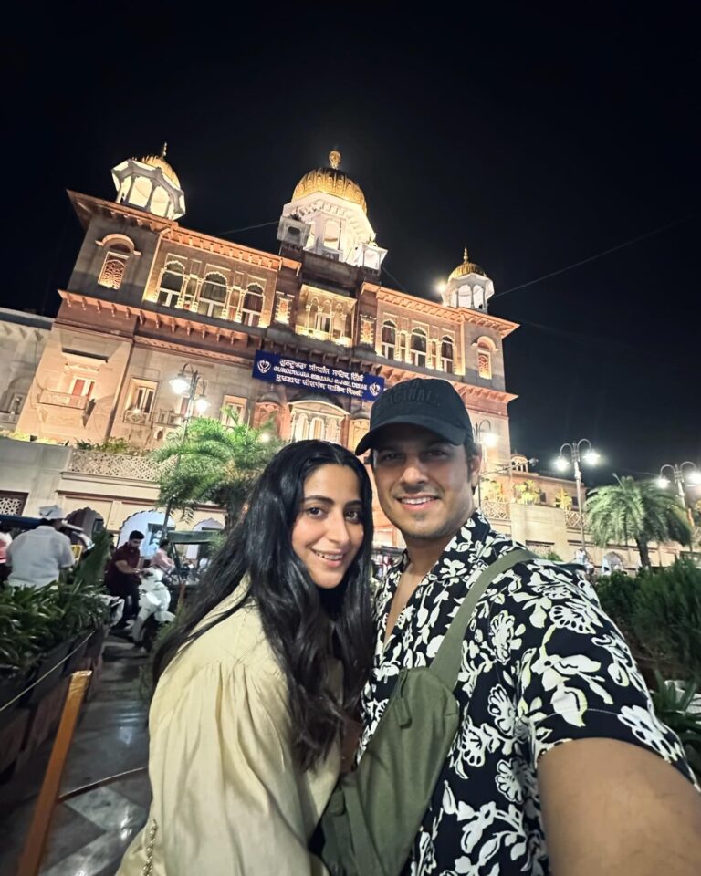 Neil Bhatt Instagram - Bangla Sahib Gurudwara and Sisganj Gurudwara 🙏🏻😇🙌🏻 #aishwaryasharma #neilbhatt #seekingblessings #gurudwarabanglasahib #sisganj_gurudwarasahib #blessed