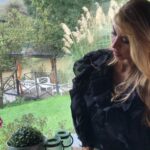 Neslihan Yeldan Instagram - Hala gittiğim her ülkede insanlar bu dizi yüzünden yanıma gelip benimle sohbet etmek istiyor, fotoğraf çektiriyorlar. Hala dünyanın en ucundaki şehirlerden mesajlar geliyor. Hala seyredildiğine göre bir hatırlama postunu haketti.Sen çal kapımı fotoğraflarından hiç yayınlanmamış olanları (tam emin değilim😃)koyuyorum. Beraber çalıştığım bütün arkadaşlarıma selam olsun🥰 Özlendi❤️ #sçk @sencalkapimi
