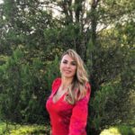 Neslihan Yeldan Instagram - Hala gittiğim her ülkede insanlar bu dizi yüzünden yanıma gelip benimle sohbet etmek istiyor, fotoğraf çektiriyorlar. Hala dünyanın en ucundaki şehirlerden mesajlar geliyor. Hala seyredildiğine göre bir hatırlama postunu haketti.Sen çal kapımı fotoğraflarından hiç yayınlanmamış olanları (tam emin değilim😃)koyuyorum. Beraber çalıştığım bütün arkadaşlarıma selam olsun🥰 Özlendi❤️ #sçk @sencalkapimi