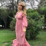 Neslihan Yeldan Instagram - Hala gittiğim her ülkede insanlar bu dizi yüzünden yanıma gelip benimle sohbet etmek istiyor, fotoğraf çektiriyorlar. Hala dünyanın en ucundaki şehirlerden mesajlar geliyor. Hala seyredildiğine göre bir hatırlama postunu haketti.Sen çal kapımı fotoğraflarından hiç yayınlanmamış olanları (tam emin değilim😃)koyuyorum. Beraber çalıştığım bütün arkadaşlarıma selam olsun🥰 Özlendi❤️ #sçk @sencalkapimi