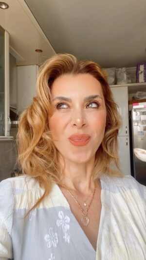 Neslihan Yeldan Instagram - Aa sağlıklı tatlı tarifi koydum aa!

Sabah kalkınca hızla hazırlanabilir, akşamdan yapılıp buzdolabına konabilir, benim gibi kahvaltıda yenir, sağlıklı tatlı olarak tüketilir, çocuklara da gönül rahatlığıyla verilir.Şeker yok, un yok, yağ yok.

YAZ TATLILARI VOL 1

Çikolatalı pudingimsi (ama sağlıklısı)

Yarım kase yulaf
Yarım bardak dilediğiniz süt (ben badem-hindistan cevizi karışımı kullandım)
2 adet hurma (tat versin)
1 tatlı kaşığı fıstık ezmesi
1 tatlı kaşığı kakao
(Videoda kakao parçacıkları koydum, o tarifte çalışmayınca kakaoyu ekledim)
Azıcık vanilya ekledim (şart değil)
Bızzt

Markette bilindik bir markadan şekersiz çikolata buldum, kaynayan suyun içine koyduğum sıcağa dayanıklı bir kapta 2 dk da erittim, yulaflı karışımın üstüne sıvadım.Zaten buzdolabında 10 dk da üstü dondu.Daha serin bir yeme keyfi için daha uzun da kalabilir.Çitonk diye çikolatasını kırıp sağlıklı bir öğün yeme keyfi, afiyet olsun👌🏻

Bunu donmuş muzla da deneyeceğim, fındık, ceviz de eklenebilir.

(Tüm bunları 10 dk da filan yapabilirsiniz.Başladığımda bir kanaldan röportaj yapmak üzere çekim ekibi gelmiş, aşağıda hazırlanıyorlardı, onları bekletmedim bile.Röportaj dediğin karnı tok yapılır😊)