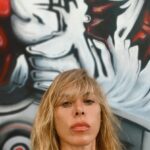 Neslihan Yeldan Instagram - Adaları, ada hayatını hep sevdim. Hep merak ettim, tavsiye almadan sokaklarında kaybolmaya bayıldım. Hiç görmediğim Rodos’a kafama esti, atladım gittim. Bir koca tabak kalamar Türkiye’den daha ucuzmuş diye duydum, bunun da etkisi oldu tabi😀 Rodos 12 adanın içinde en büyüğü ve başkenti. Adanın bir tarafı Karadeniz gibi vahşi dalgalı iken diğer tarafında su sakin ama plajlar kalabalık. Hayatımda gördüğüm en lüks plaj şezlonglarını burda gördüm diyebilirim, çifti €15-20 civarındaydı. Ama isteyen en öndeki çift yataklı €40 olan şeylerin (ismi ne onların, gazebo?) önüne havlusunu atıp, kuruş para vermeden plajı kullanıp, kapitalizme kafa tutabiliyordu🤪bizim pahalı plajlarda yapamazsın. Ada gayet güvenli tek başına, çift başına tatil yapan çok fazla kadın vardı, bilginize. Ayrıca denize girmiş çıkmış, nemli, tuzlu vücuduyla masaya oturup, nefis bir zeytinyağına taze ekmek banmayı zenginlik olarak görene pahalı gelmeyecektir. Paylaşılan ortak geçmiş bizi öyle çok paydada buluşturuyor ki. Christina’yla oğullarımızı konuşmak, taksi şoförünün azarlamalarını dinlemek, benzer bir mutfağa sahip olmak, yok musakka bizim, yok baklava sizin tartışmalarına girmeye gerek var mı, aslında hepsi hepimizin. Zaten düşman olan politikacılar, bence halk dost ve öyle de kalmalı. Çok büyük olduğu için her yerini gezemedim, bu sefer sadece çok merkezi ve tatlı butik otelimin etrafında takıldım.Yeterince dükkan, restaurant, tarihi eser var. Adaya gitme planı yaparsanız otel alternatiflerinden feribot seferlerine @feribotlines yardımcı olabilir. Tekrar kibarlıkları için teşekkür ederim. Ben Fethiye’den geçtim. Ön tanışma için bana 3 gün yetti.Gönlüm adada kaldı ama, geri döneceğim. Ayrıca peynirli böreğe bal koyma fikrini biz neden yapmamışız acaba ya, bence çok güzel 😍 🎶 @argiros_konstantinos #nesloshyollarda #nesloshlailmekilmekbalkanlar