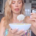 Neslihan Yeldan Instagram - Eve aç geldim. Hayata küstüren karışımı yaptım.Ve koşarak dolabı açtım. Sonrası şöyle: —Bütçe/aile/sağlık/ruh hali/libido/vücut dostu makarna— Biraz karakılçık makarnası vardı, (bakın ben hala sağlıklı yaşamaya çalışan, ama damak tadına aşşırı düşkün bir iştahlıyım) haşladım. Buzdolabımda ne var diye baktım, hiç kaybetmeyen üçlüyü buldum.; Soğan, domates,kapya biber. Bunları kavurup ( fırında karamelize olması daha lezzetli yapar ama vaktim ve elektriğe daha fazla verecek param yoktu😂) içine bir tutam şeker (damak tadım yerine gelmeli), tuz, ve bir kaşık krema ekledim (evde hep hindistan cevizi kreması var ama sizde ne varsa, 1 kaşık düz krema koyun). Blendırda çektim. Biraz pütürlü de kalabilir.Protein dengesini sağlamak için buzluğumda her zaman hazır olan haşlanmış yeşil mercimeği çıkartıp, yine açlıktan tansiyonum filan oynadığı için toz soğan, sarımsak ekleyip ateşte hızlıca harmanladım, sizin sabrınız vardır, taze ekleyin. Üzerine bir kuruyemiş istedim, sebze, karbonhidrat, protein tamamdı, yağlı tohum da koyayım diye kavrulmuş ayçekirdeği de geldi (ceviz ya da badem de nefis olur, bende yoktu).Burası instagram diye maydonoz ve kişniş yağmuru yapmadım.Zaten evde yoktu.Dolapta ne varsa.Paylaşmaya da niyetim yoktu.Takatim hiç yoktu.Öyle her şey bir anda oldu yani😁 Oh be, doydum, mutluyum, tokum☺️ 🎶 Blondie, heart of glass.