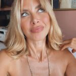 Neslihan Yeldan Instagram - Hayatım boyunca saçım hep uzundu.Tüm çocukluk fotoğraflarımda belimde.Sırtımı kapatacak kadar uzunluğu hep çok sevdim, buna alışığım. Biraz boş işlerle uğraşıp bu boy nasıl olur diye sormaya geldim.İçimdeki rapunzel şaşkın ve kararsız☺️(kesilmedi-henüz:)