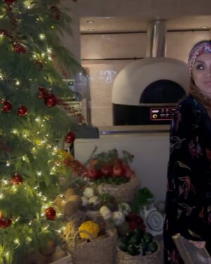 Neslihan Yeldan Instagram - Merry Christmas!

Since 2003 I’ve been more aware how Christmas is celebrated and valued thanks to my ex-British husband therefore my son. I believe one doesn’t need to adhere to a specific religion to join in celebrations, showing respect for people’s special days, embracing moments of happiness, and cherishing joyful occasions can be beautiful in itself.So wherever you are celebrating, happy holidays!

Eski İngiliz eşim ve dolayısıyla oğlum yüzünden 2003 yılından beri Noel’in nasıl kutlandığının ve ne kadar önem verildiginin daha çok farkındayım.Bunun için bir dine bağlı olmak gerekmiyor  bence, insanların kutlamalarına katılmak, özel günlerine saygı göstermek, mutlu, neşeli olunan günlere sahip çıkmak bile güzel. Her nerede olursanız olun eğer bugünü kutluyorsanız mutlu tatiller!