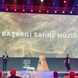Neslihan Yeldan Instagram - Türk tiyatrosunun prestijli ödülleri dün akşam sahiplerini buldu.Sanatın ve sanatçının yanında olan herkesin takip ettiği ülkemizin gözbebeği @yapikrediafifetiyatroodulleri nin 24.sü yapıldı.

Bir parçası olmaktan hep gurur duyduğum Afife ve Yapı Kredi, Tev aracılığıyla maddi desteğe ihtiyaç duyan tiyatro yüksek lisans öğrencilerine de burs da veriyor.

Ödül alan herkesi tebrik ederim ama benim gözümde adayların hepsi kazananlar.

Ayrıca kar, kış, trafik, pandemi demeden 100 e yakın oyun seyreden tüm jüri üyesi arkadaşlarım büyük iş başardılar, geçmiş olsun, emeklerine sağlık❤️

Türk tiyatrosuna oyunları seyrederek, alkışlayarak destek olan seyirci, en büyük teşekkür size.Siz olmadan tiyatro olmaz.Yeni çıkan oyunları kaçırmayın, biletinizi alın, koltuğunuza oturun ve hikaye başlasın❤️

Elbise @ozlemsuer 
Makyaj @ayselgolge 
Saç @sabitakkaya