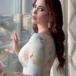Nesreen Tafesh Instagram - Behind the scenes 👑✨🌸 @loungemagarabia 📸 Make up : @wedyanmohy Hairstyle : @maherderke Thank you @thenileritzcarlton @pego_photography_official