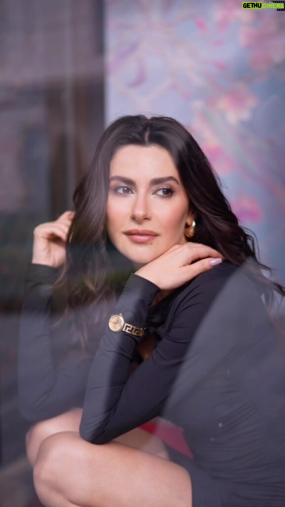 Nesrin Cavadzade Instagram - Masalsı, coşkulu ve ilham verici… Greca Goddess ile kendi senfoninin yıldızı ol! @saatvesaat @versace #versacewatches #saatvesaat #işbirliği