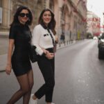 Nesrin Cavadzade Instagram - aslında yalnız değildim. bu kızla yolum çok uzun @sanem_icil 🍾🥂♥️
