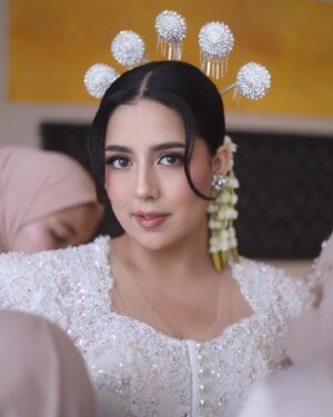 Nessie Judge Instagram - So honored to be a part of your day, Nes 🥹 @nessiejudge 💕 thank you for trusting me from the very beginning. Thank you for the fun makeup sesh dari subuuhhh 😭🫶 ngobrol dari A-Z! I’m so so happy that you finally found your person that you’re gonna work through marriage together till jannah 🤍 congrats again, my love 🥺

Makeup by VG
Hairdo akad @minarbeauty 
Hairdo resepsi @yuliacenvensius
Gown akad @wirantikurniabride 
Gown resepsi @christiebasill