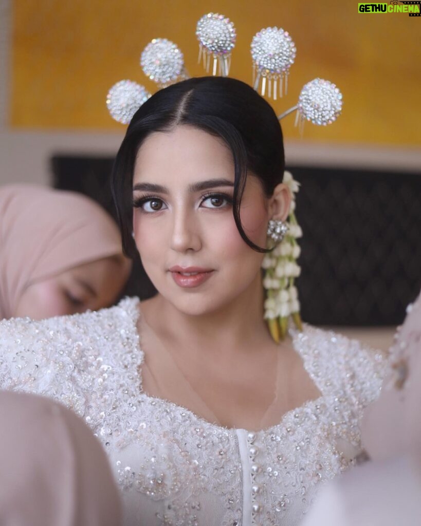 Nessie Judge Instagram - So honored to be a part of your day, Nes 🥹 @nessiejudge 💕 thank you for trusting me from the very beginning. Thank you for the fun makeup sesh dari subuuhhh 😭🫶 ngobrol dari A-Z! I’m so so happy that you finally found your person that you’re gonna work through marriage together till jannah 🤍 congrats again, my love 🥺 Makeup by VG Hairdo akad @minarbeauty Hairdo resepsi @yuliacenvensius Gown akad @wirantikurniabride Gown resepsi @christiebasill