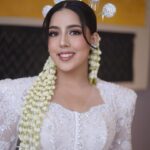 Nessie Judge Instagram - So honored to be a part of your day, Nes 🥹 @nessiejudge 💕 thank you for trusting me from the very beginning. Thank you for the fun makeup sesh dari subuuhhh 😭🫶 ngobrol dari A-Z! I’m so so happy that you finally found your person that you’re gonna work through marriage together till jannah 🤍 congrats again, my love 🥺 Makeup by VG Hairdo akad @minarbeauty Hairdo resepsi @yuliacenvensius Gown akad @wirantikurniabride Gown resepsi @christiebasill