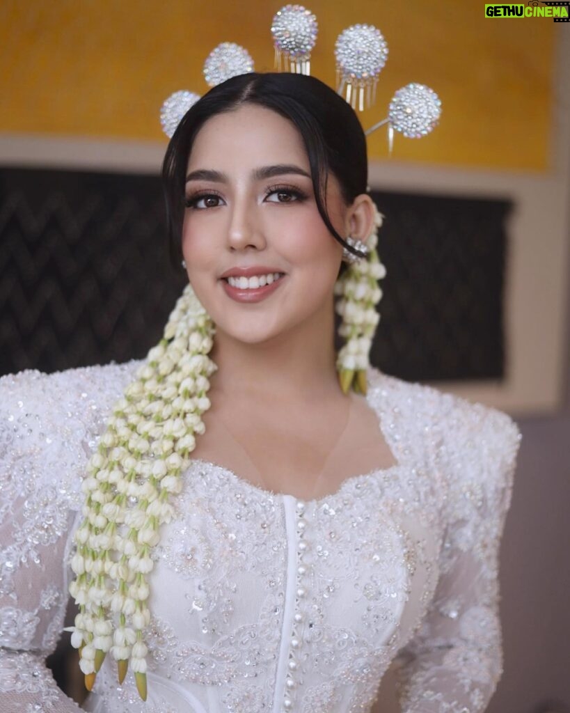 Nessie Judge Instagram - So honored to be a part of your day, Nes 🥹 @nessiejudge 💕 thank you for trusting me from the very beginning. Thank you for the fun makeup sesh dari subuuhhh 😭🫶 ngobrol dari A-Z! I’m so so happy that you finally found your person that you’re gonna work through marriage together till jannah 🤍 congrats again, my love 🥺 Makeup by VG Hairdo akad @minarbeauty Hairdo resepsi @yuliacenvensius Gown akad @wirantikurniabride Gown resepsi @christiebasill