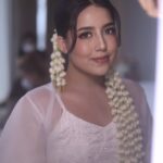 Nessie Judge Instagram - So honored to be a part of your day, Nes 🥹 @nessiejudge 💕 thank you for trusting me from the very beginning. Thank you for the fun makeup sesh dari subuuhhh 😭🫶 ngobrol dari A-Z! I’m so so happy that you finally found your person that you’re gonna work through marriage together till jannah 🤍 congrats again, my love 🥺 Makeup by VG Hairdo akad @minarbeauty Hairdo resepsi @yuliacenvensius Gown akad @wirantikurniabride Gown resepsi @christiebasill