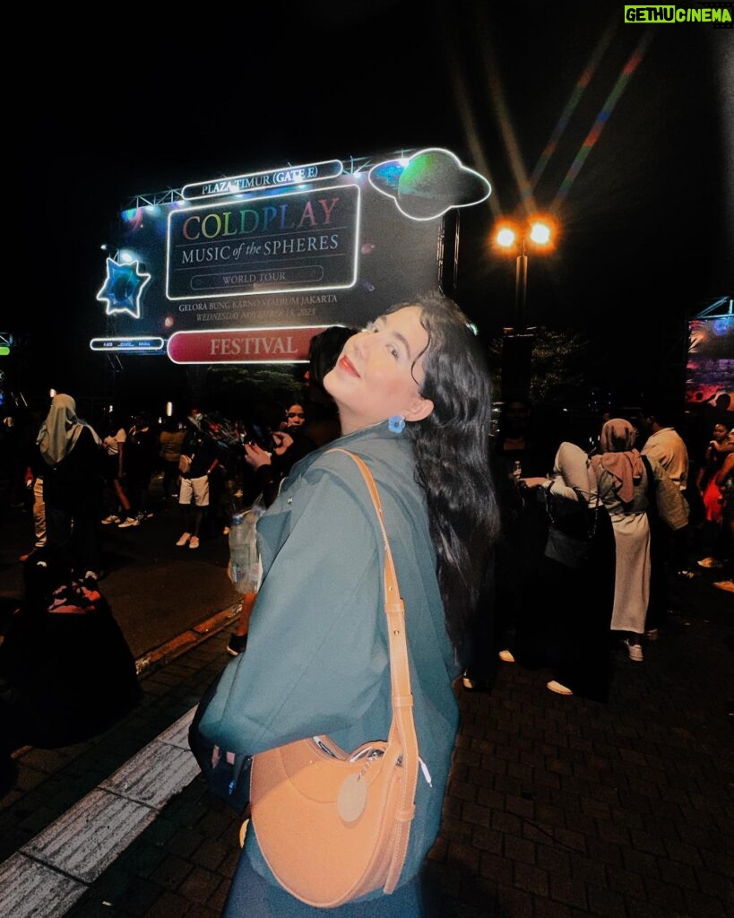 Nessie Judge Instagram - Look how they shine for you ✨ Jalan kaki sampai Senayan, Sempatkan membeli Duku, Having you in town was our “impian”, Coldplay, we sincerely thank you <3 #ColdplayJakarta