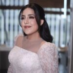 Nessie Judge Instagram - So honored to be a part of your day, Nes 🥹 @nessiejudge 💕 thank you for trusting me from the very beginning. Thank you for the fun makeup sesh dari subuuhhh 😭🫶 ngobrol dari A-Z! I’m so so happy that you finally found your person that you’re gonna work through marriage together till jannah 🤍 congrats again, my love 🥺 Makeup by VG Hairdo akad @minarbeauty Hairdo resepsi @yuliacenvensius Gown akad @wirantikurniabride Gown resepsi @christiebasill
