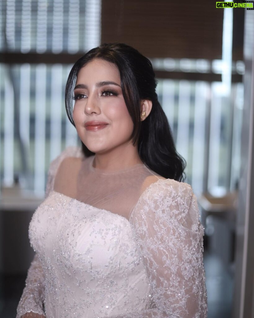 Nessie Judge Instagram - So honored to be a part of your day, Nes 🥹 @nessiejudge 💕 thank you for trusting me from the very beginning. Thank you for the fun makeup sesh dari subuuhhh 😭🫶 ngobrol dari A-Z! I’m so so happy that you finally found your person that you’re gonna work through marriage together till jannah 🤍 congrats again, my love 🥺 Makeup by VG Hairdo akad @minarbeauty Hairdo resepsi @yuliacenvensius Gown akad @wirantikurniabride Gown resepsi @christiebasill