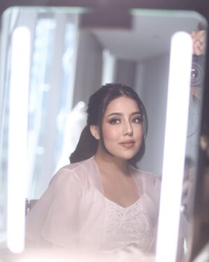 Nessie Judge Instagram - So honored to be a part of your day, Nes 🥹 @nessiejudge 💕 thank you for trusting me from the very beginning. Thank you for the fun makeup sesh dari subuuhhh 😭🫶 ngobrol dari A-Z! I’m so so happy that you finally found your person that you’re gonna work through marriage together till jannah 🤍 congrats again, my love 🥺

Makeup by VG
Hairdo akad @minarbeauty 
Hairdo resepsi @yuliacenvensius
Gown akad @wirantikurniabride 
Gown resepsi @christiebasill
